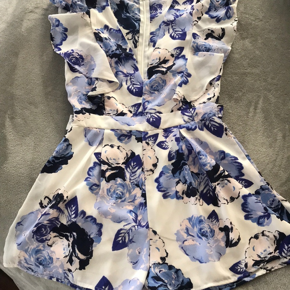 Super cute floral romper 💙🌺